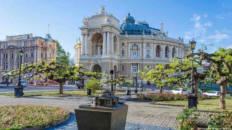 В Одесі випробували велодоріжки за допомогою електросамокатів