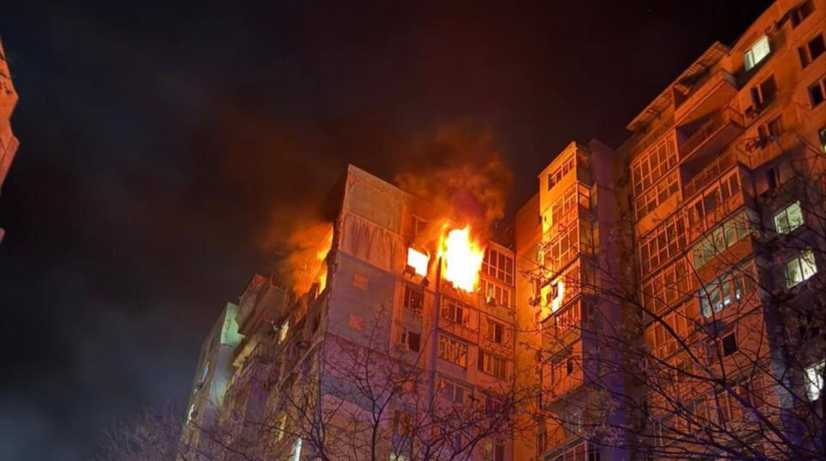 В Одесі внаслідок обстрілу горять квартири в двох багатоповерхівках