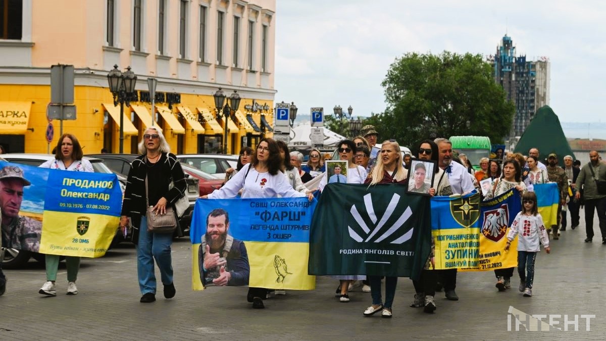 Лампадки, стрічки та хода пам’яті: в Одесі відбулася акція до …