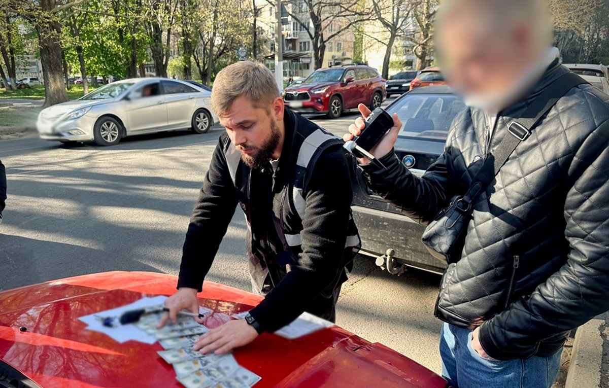 В Одесі військовий шантажував чоловіка погрозою відправити його до штурмових …