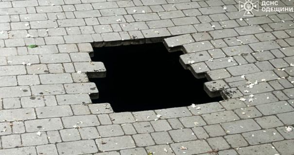 В Одесі дитина провалилась під тротуарну плитку: яма близько 4 …