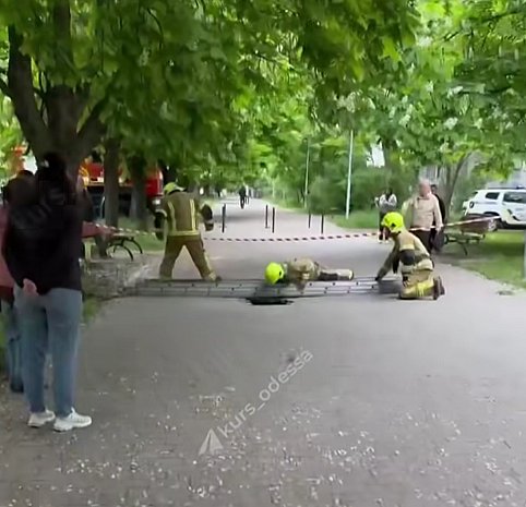 В Одесі дитина провалилася під плитку на пішохідній доріжці