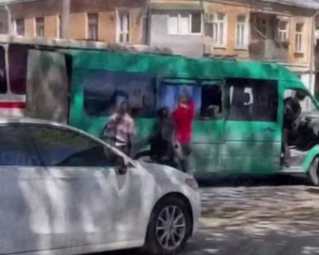 В Одесі жінки пошкодили мікроавтобус ТЦК, що перевозив військовозобов’язаних