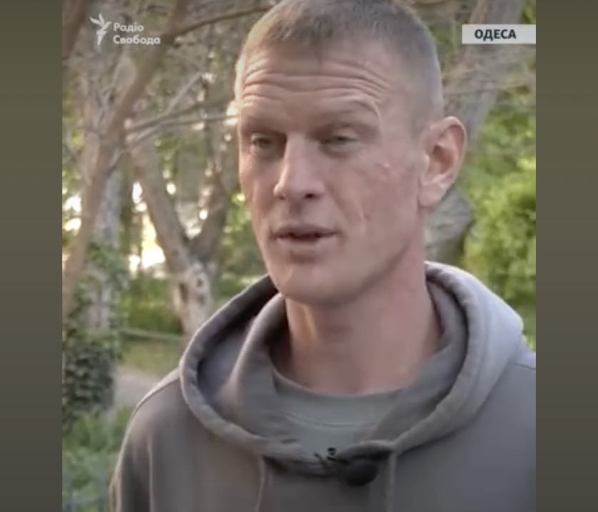 В Одесі люди в балаклавах силоміць затягнули в бус ветерана, …