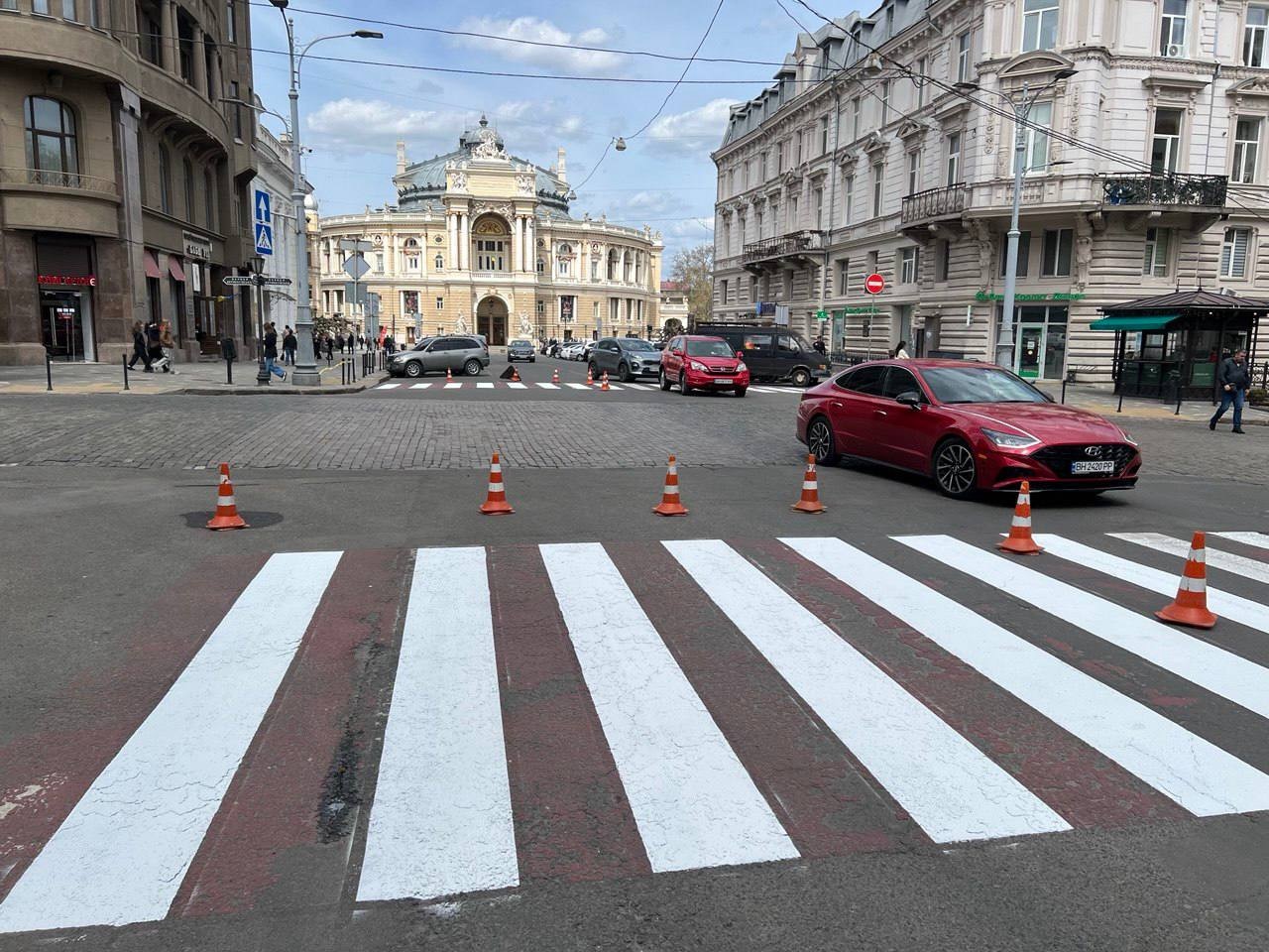 В Одесі оновлюють дорожню розмітку: де вже працювали комунальники