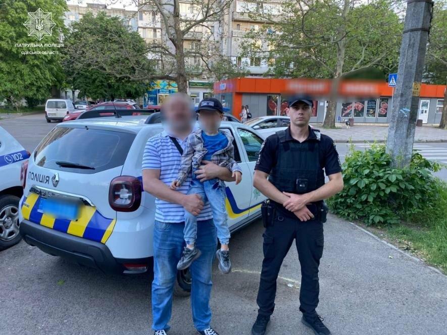 В Одесі патрульні розшукали хлопчика, який загубився у парку