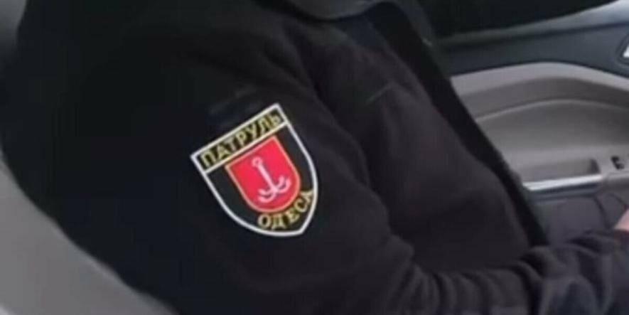 В Одесі помітили чоловіка в шевроні поліції, що слухав російську …