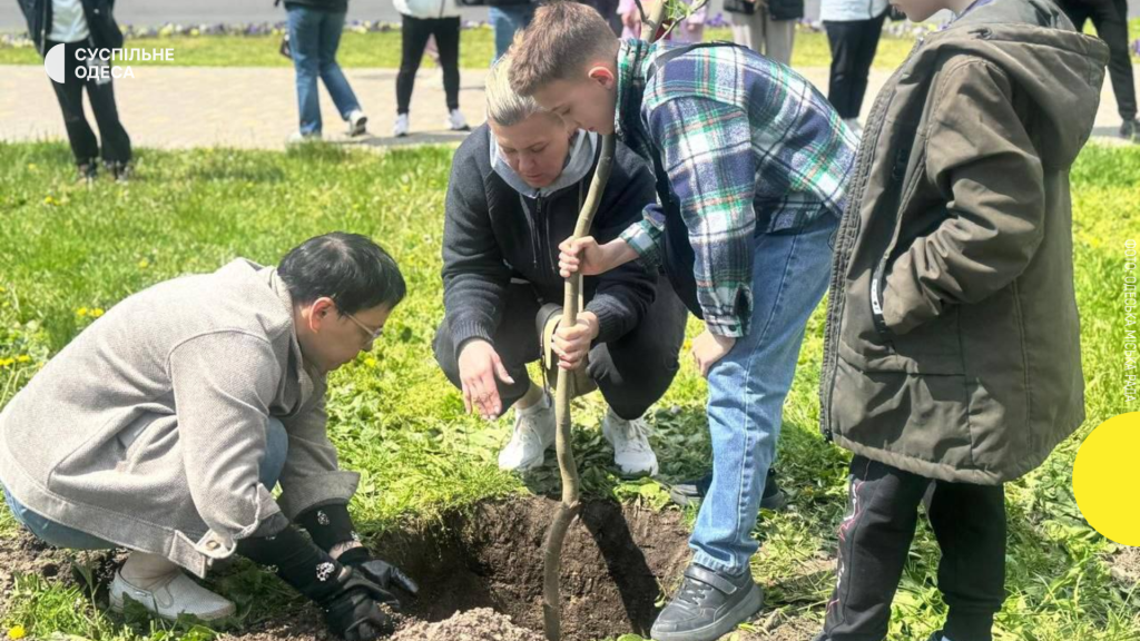 В Одесі посадили дерева на вшанування морських піхотинців