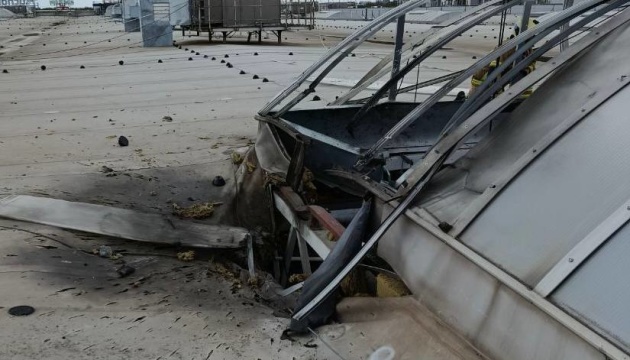 В Одесі російський дрон влучив у дах торгівельного центру
