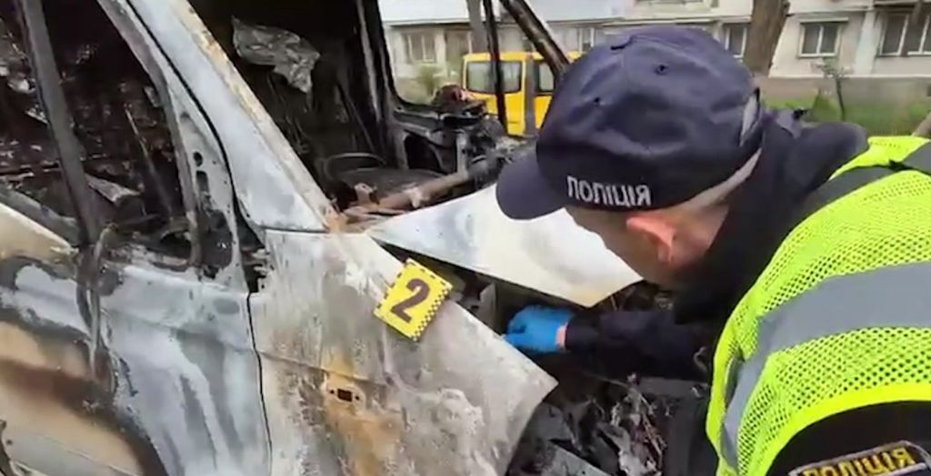 В Одесі хлопець за замовленням підпалив мікроавтобус