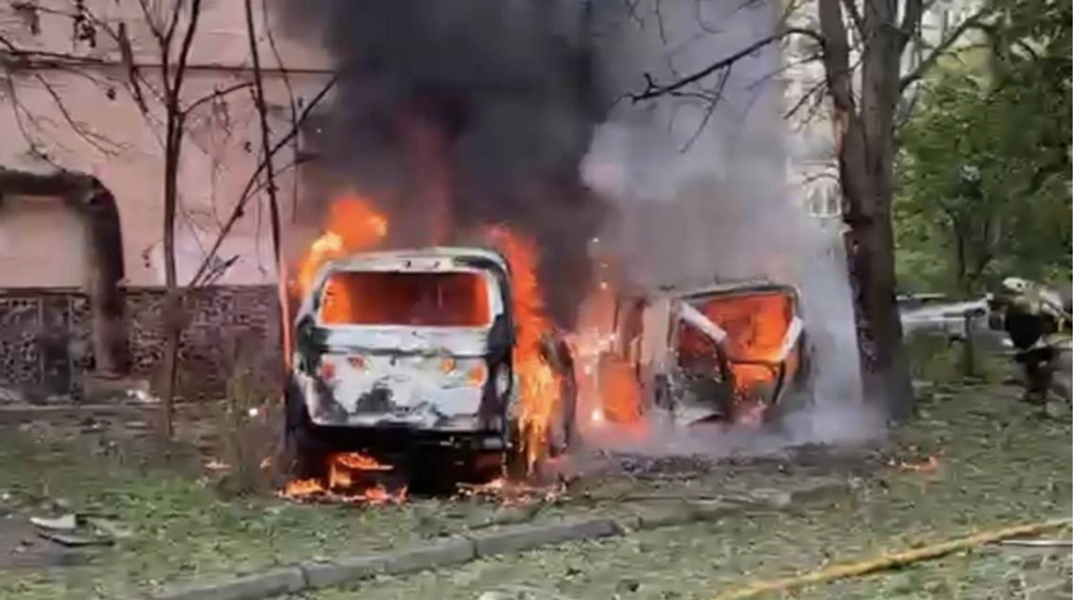 В Одесі через російську атаку горять авто, постраждала людина
