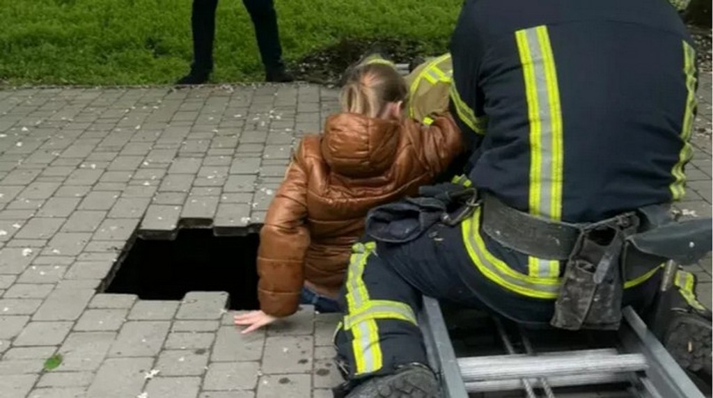 В Одесі школярка впала у 4-метрову яму – під дитиною …