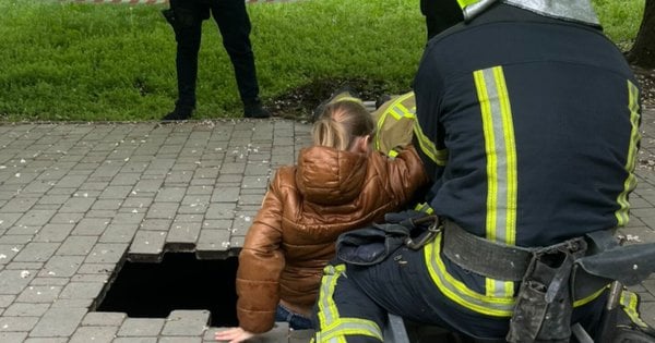 В Одесі школярка провалилася під тротуар на глибину в чотири …
