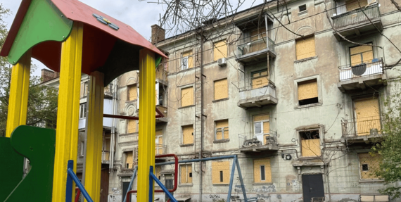 В Олександрівському районі Запоріжжя відновлюють дитячий майданчик, пошкоджений через російську …