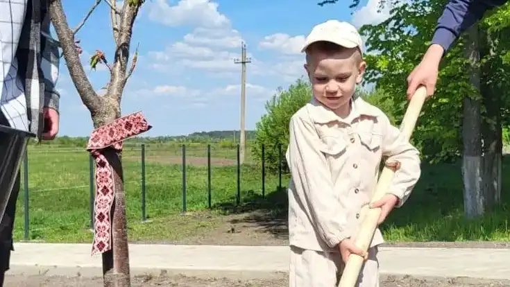 В Олександрійській громаді на Рівненщині висадили сакури на «Алеї Героїв»