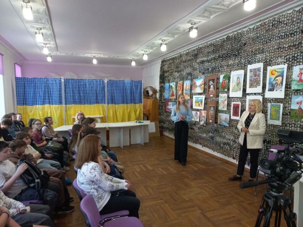 В Олександрії відкрили виставку юних художників Донеччини