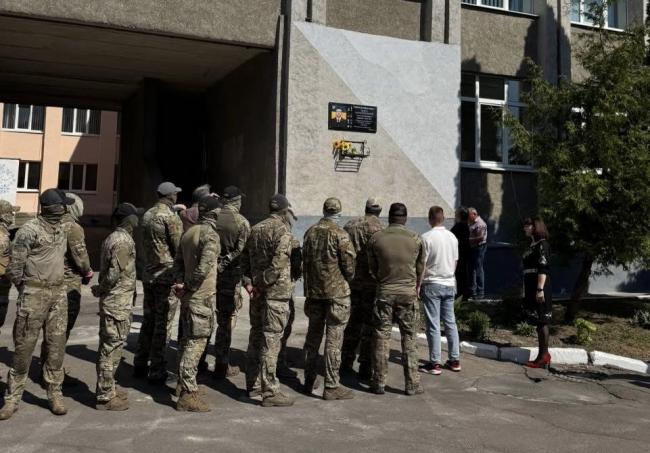 В Острозі відкрили пам'ятну дошку 22-річному загиблому захиснику