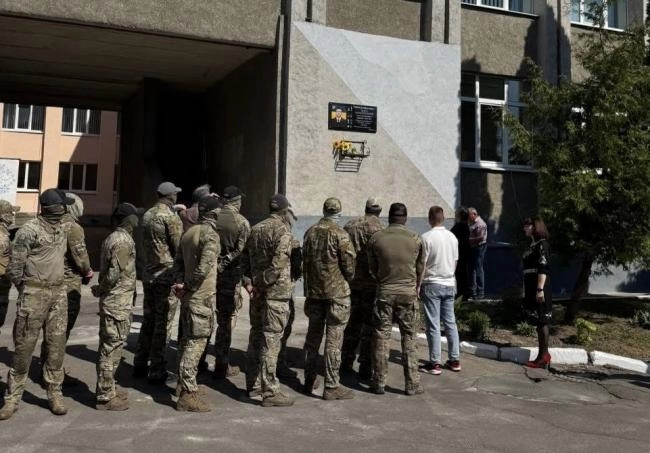 В Острозі відкрили пам`ятну дошку 22-річному загиблому воїну