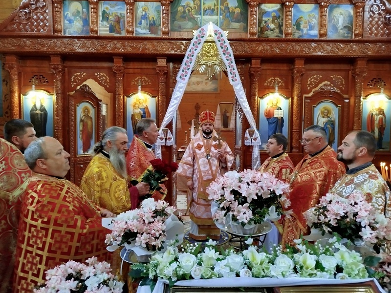 Митрополит Іларіон освятив новий іконостас у Свято-Миколаївському храмі в Острозі