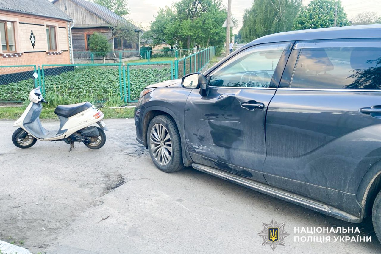 В Острозі скутеристка під час обгону протаранила Toyota: постраждала дитина