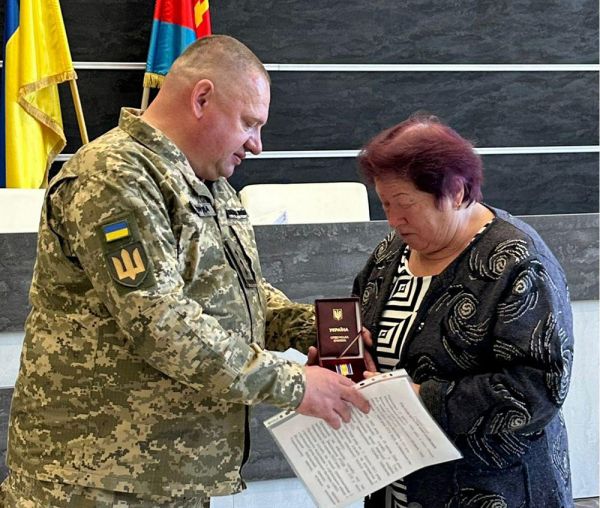 В Очакові матері загиблого під Покровськом воїна вручили орден «За …