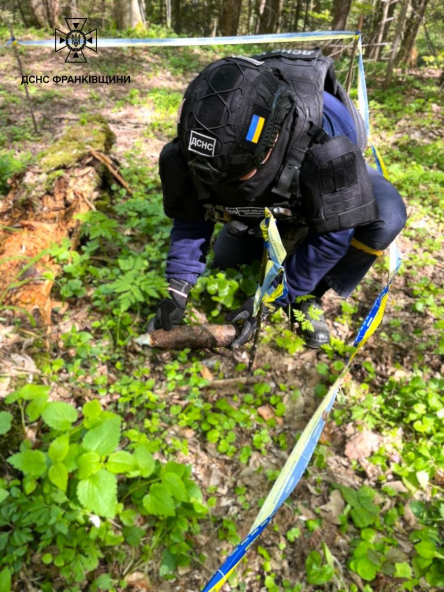 В Прикарпатській громаді виявили артилерійські боєприпаси часів Другої світової війни