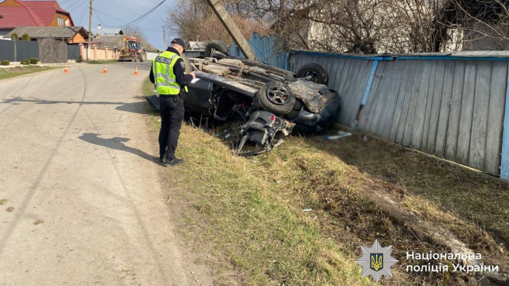 В Прикарпатті автомобіль перекинувся: водія визволили та доправили до лікарні