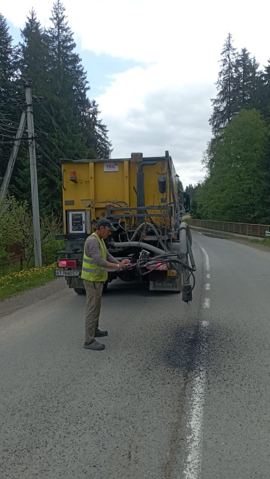 В Прикарпатті відновлено понад 263 тисячі квадратних метрів дорожнього полотна