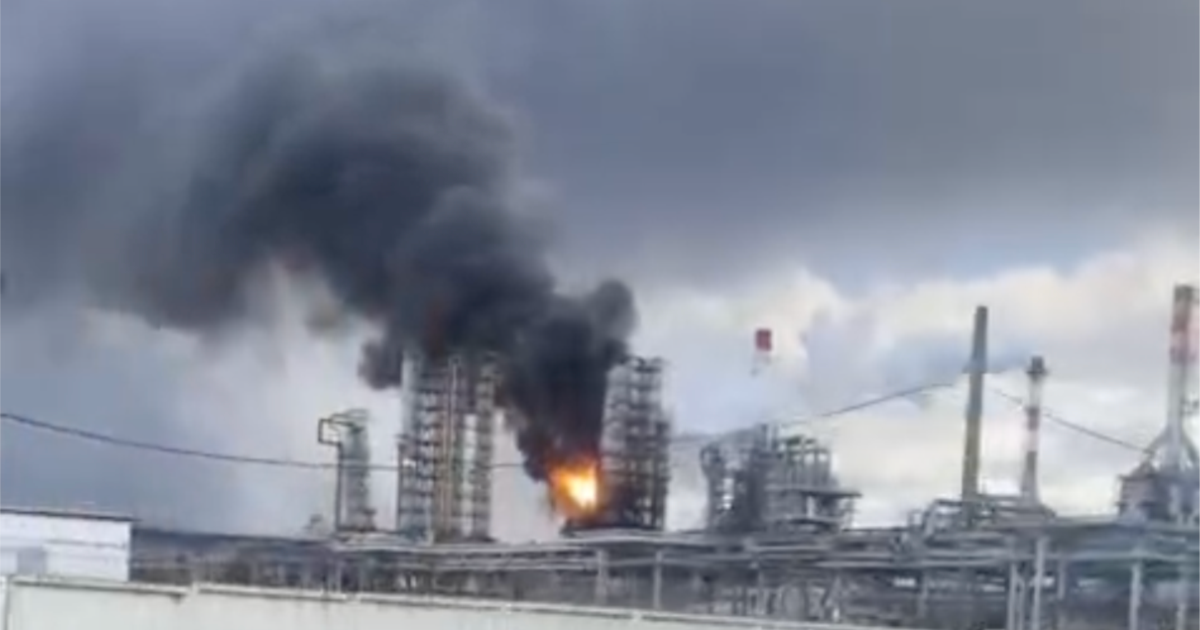 В России Пермский НПЗ полностью остановил переработку нефти после украинской …