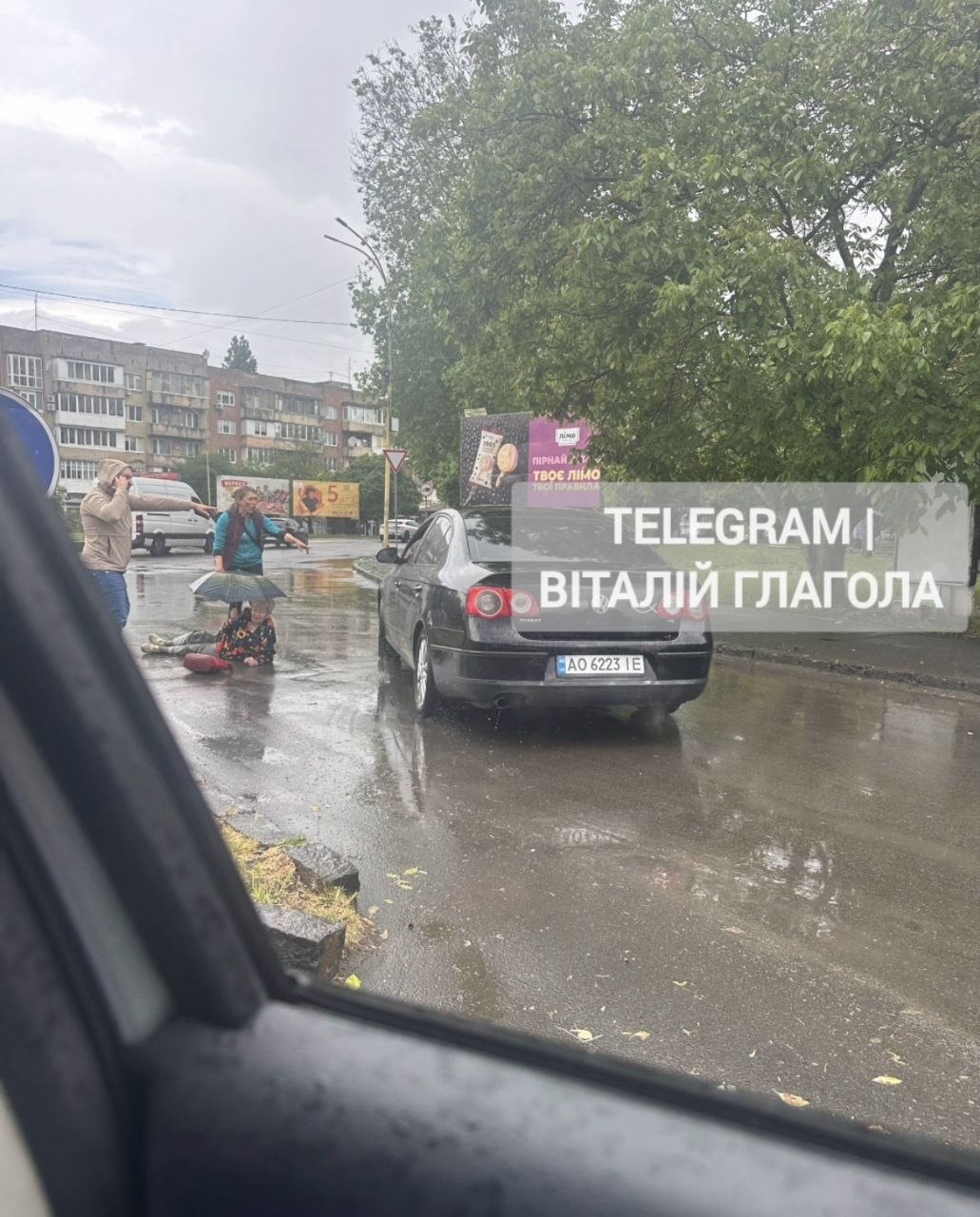 В Ужгороді водій збив жінку та втік з місця ДТП: …