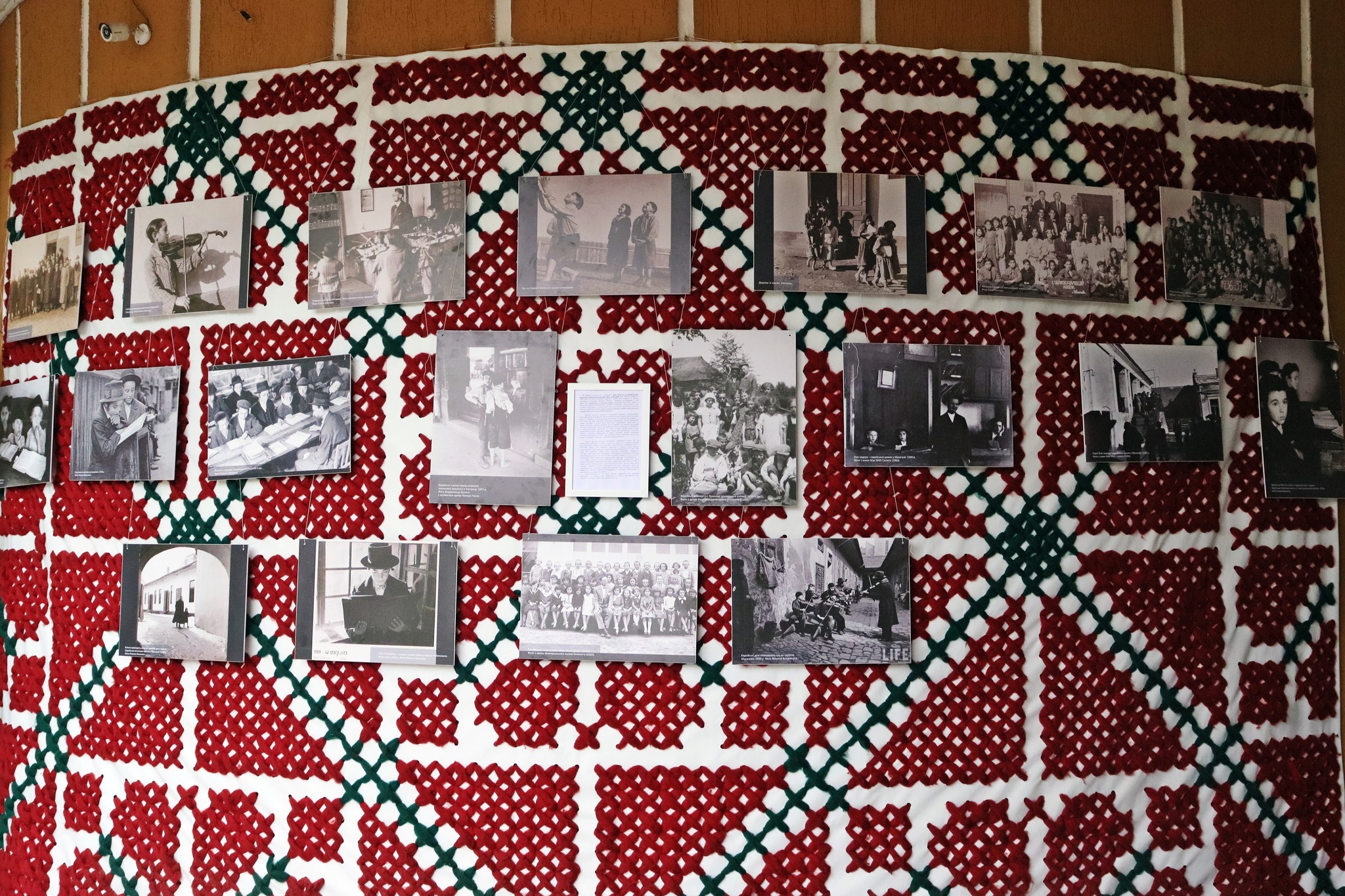 В Ужгороді відкрили фотоекспозицію до Дня пам’яті та перемоги над нацизмом