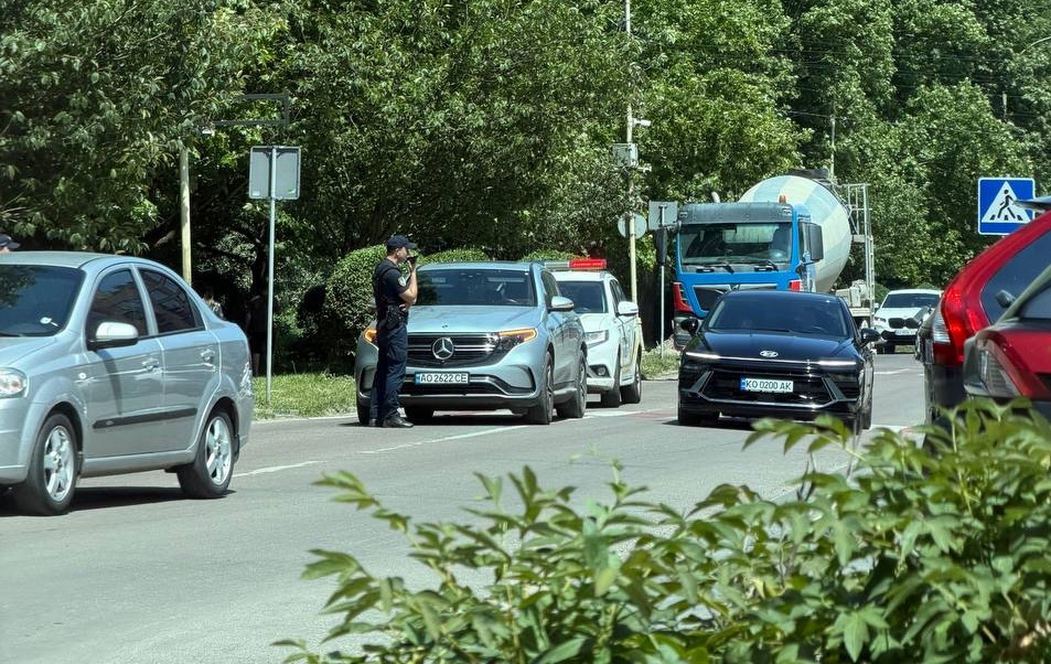 В Ужгороді на Слов’янській набережній авто збило дівчину на переході