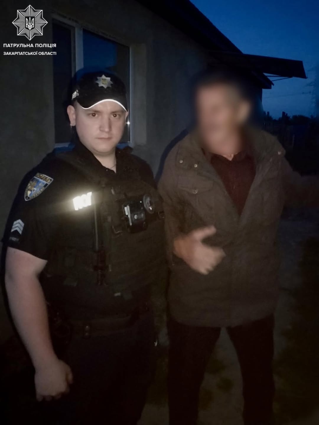 В Ужгороді патрульні допомогли чоловіку, який перебував у безпорадному стані