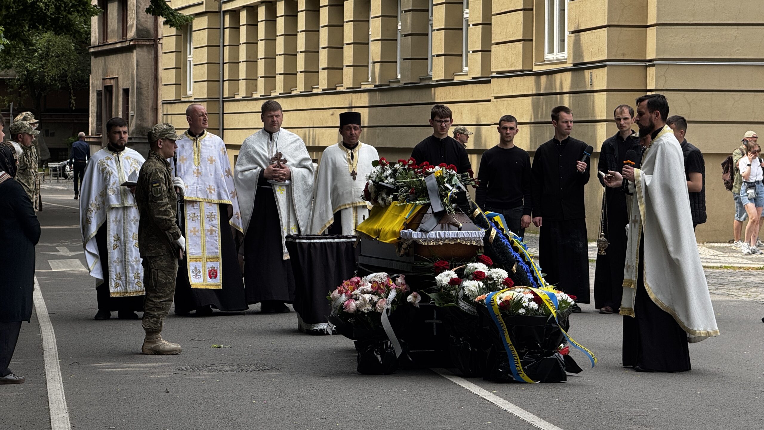 В Ужгороді попрощалися із захисником Олександром Скляровим