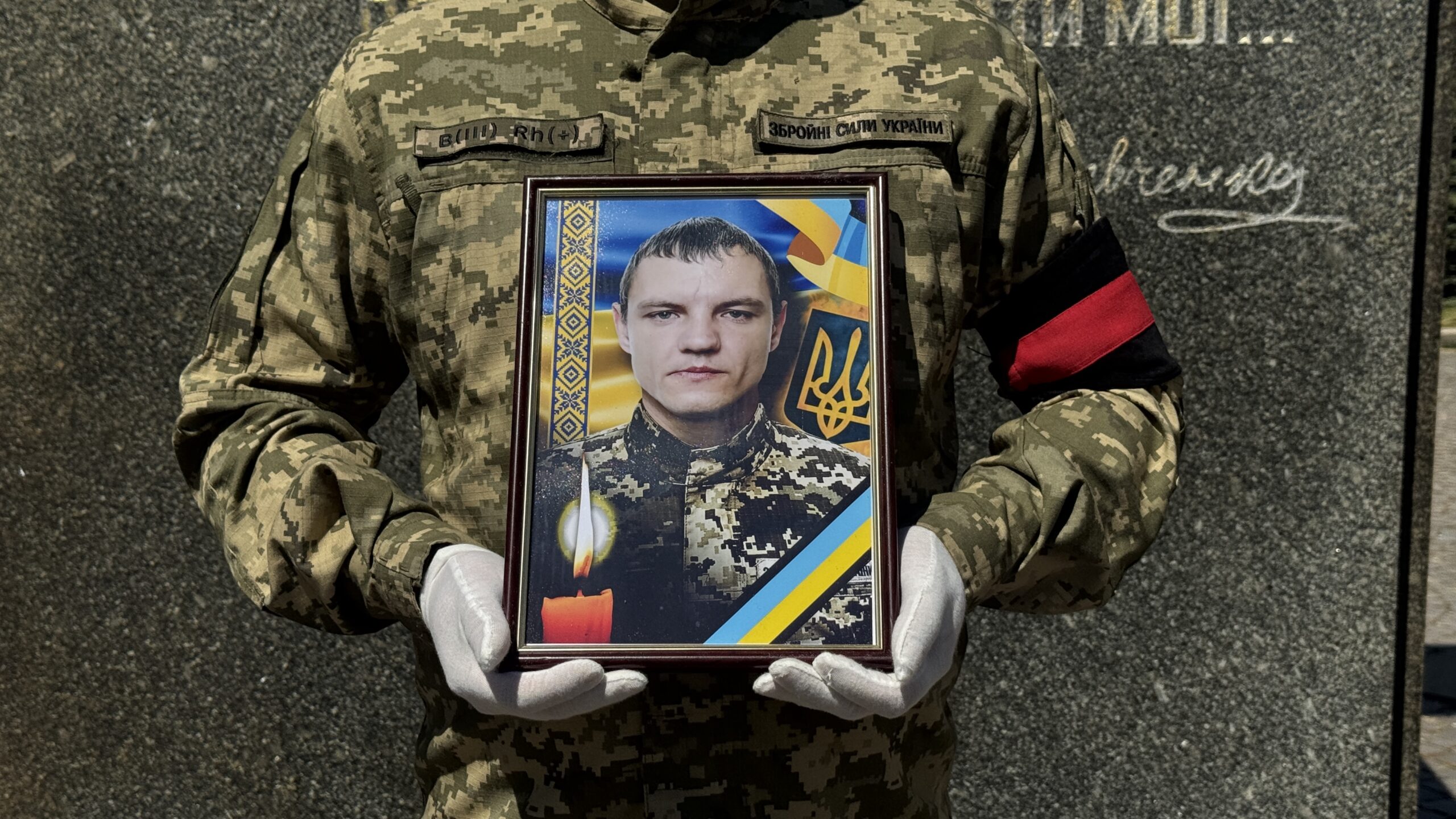 В Ужгороді попрощалися із полеглим захисником Олексієм Рожковим