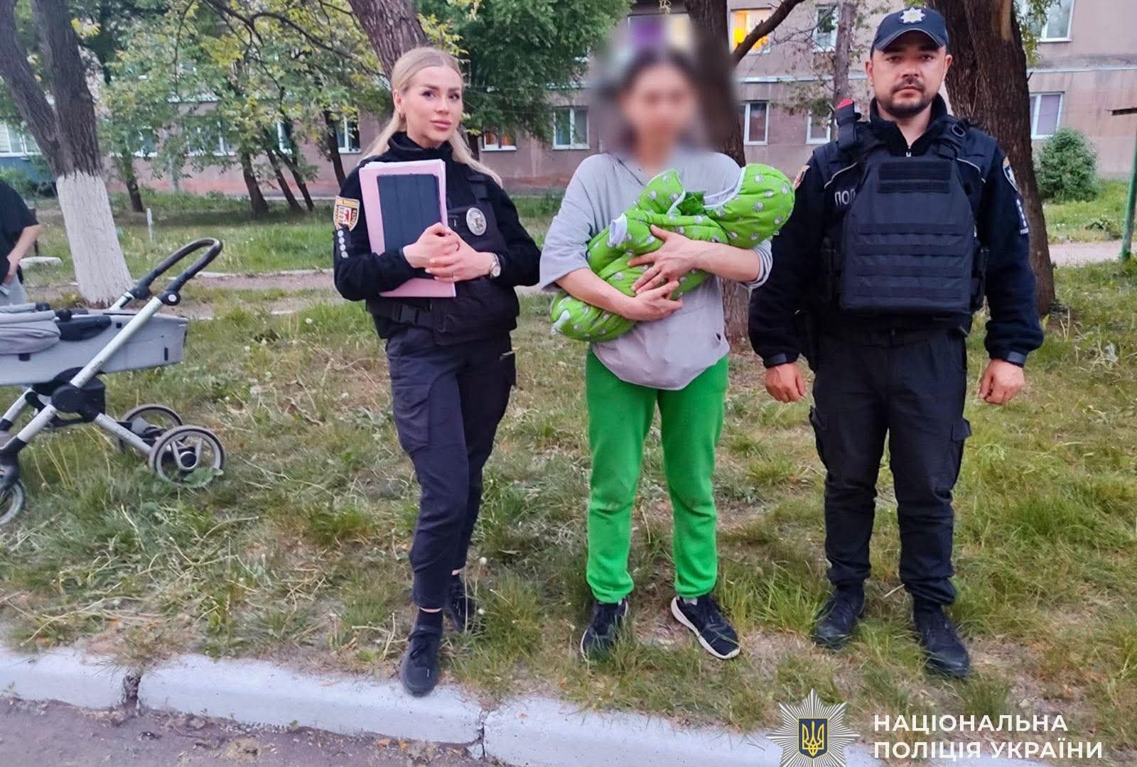В Ужгороді посеред вулиці зникло немовля разом із візочком: деталі …