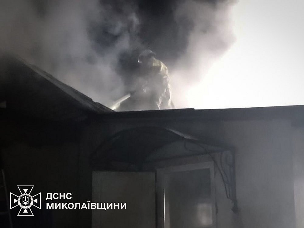 В Українці Миколаївського району вночі масштабно горіла покрівля житлового будинку