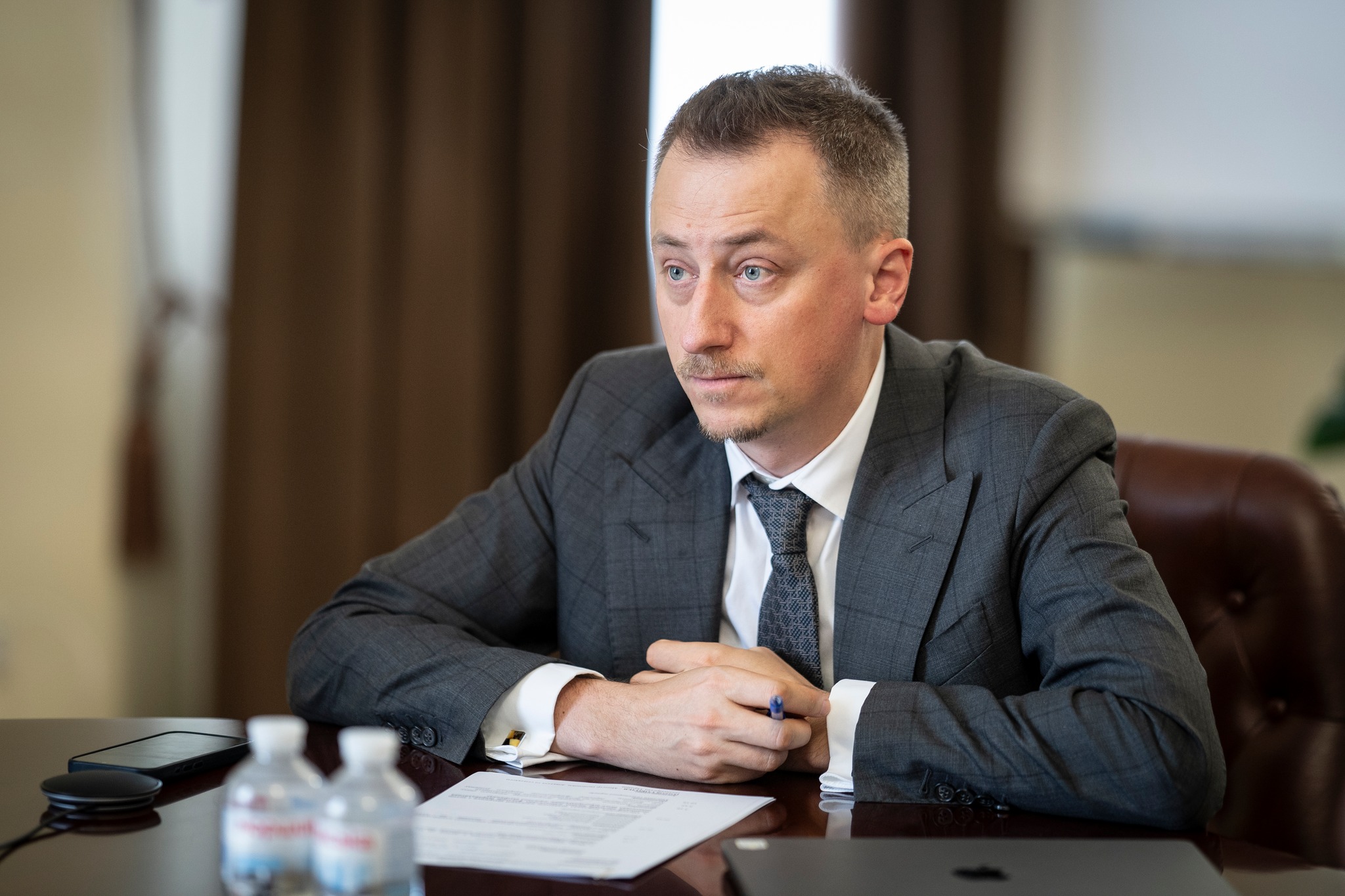 В Україні змінять правила бронювання та підвищать зарплатний поріг для …