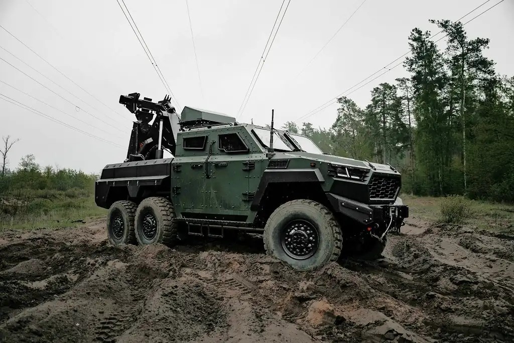 В Україні створили потужний евакуатор для бронетехніки (ФОТО)