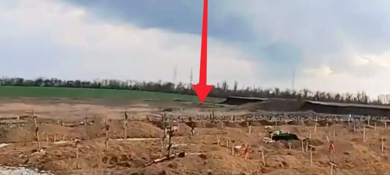 В окупованому Маріуполі виявили приховане масове поховання, яке з’явилося у …