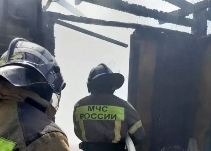 В окупованому Мелітополі будівля згоріла дотла через коротке замикання (фото)