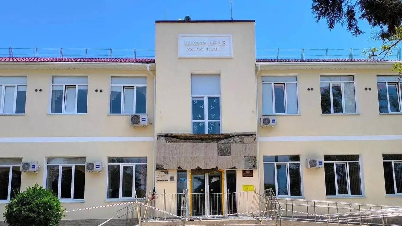 В окупованому Севастополі обвалився балкон у нещодавно відремонтованій школі: недбалість …