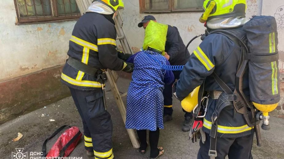 В палаючому будинку у Кривому Розі постраждали четверо людей (ФОТО)