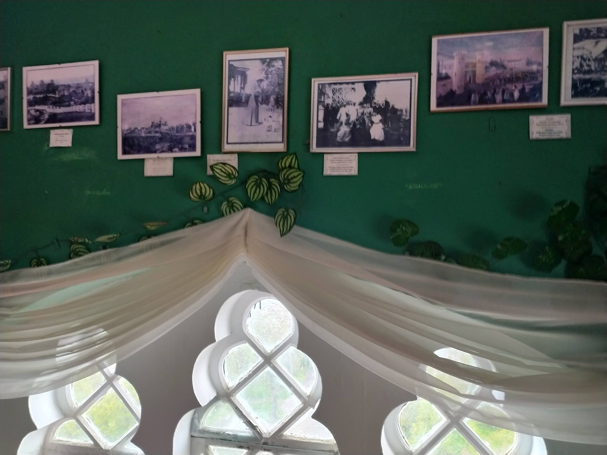 В історичному палаці в Корсуні відкривають екскурсію однією з його …