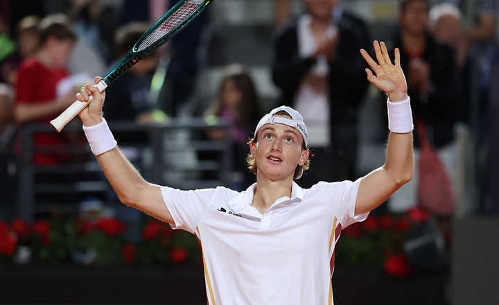 Гамбург. Чинний чемпіон турніру сенсаційно програв у першому колі, Оже-Альяссім, …