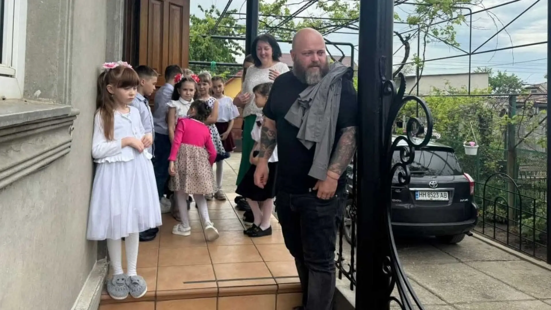 Генератори, солодощі і полуниця: голова Луганської ОВА відвідав дитячі будинки …