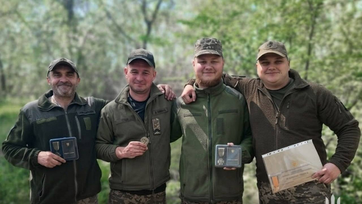 Герої української піхоти: у Кривому Розі урочисто нагородили захисників 17 …