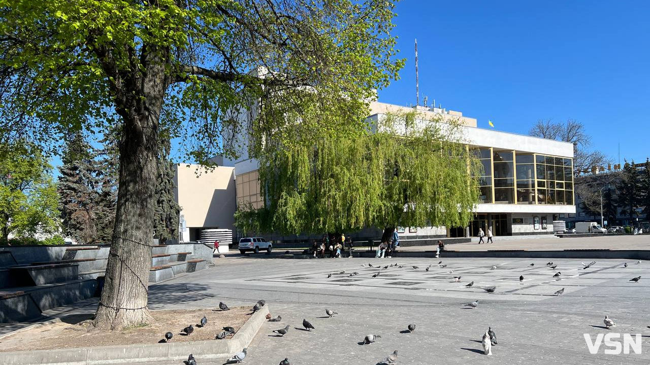 Гори сміття після вечірніх гулянь: що відбувається на Театральному майдані …