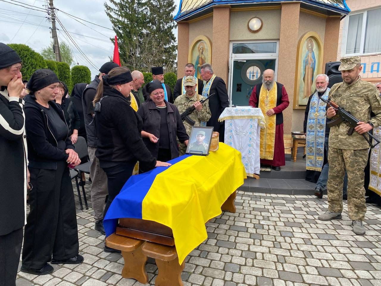 Городенківська громада навколішки зустріла полеглого Захисника Миколу Чупруна