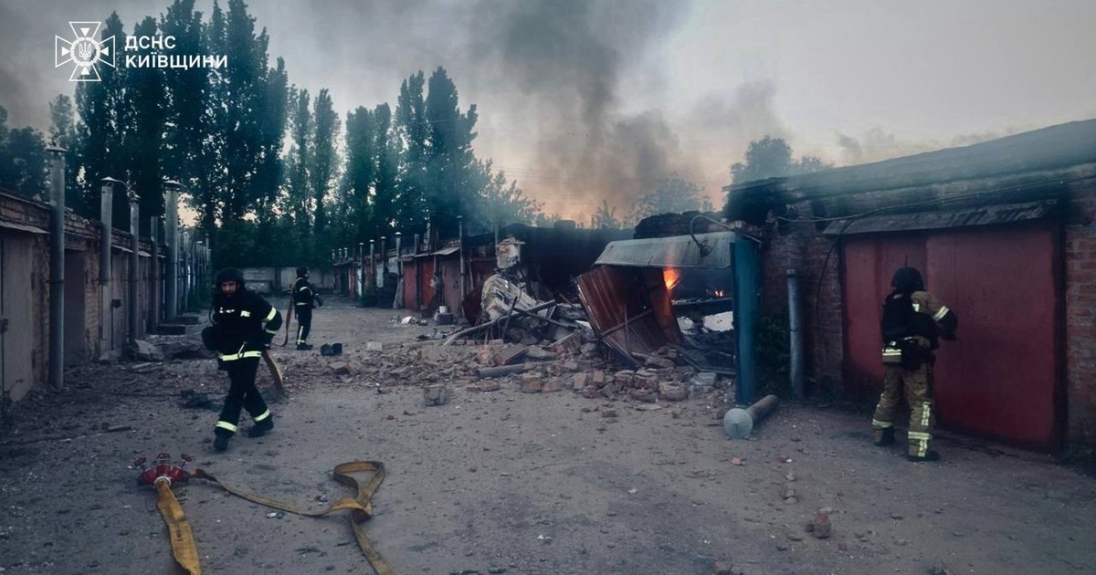 "Горіли гаражі": в ДСНС показали наслідки удару "Орєшніка" по Білій …